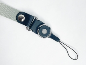 Šňůrka na mobilní telefon s plastovým zámkem, šířka 2 cm, barva šedá