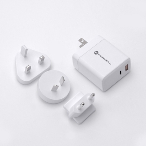 Forcell F-Energy 3v1 USB C + USB A, QC4.0 PD 45W se třemi vyměnitelnými zástrčkami (EU / UK / US) bílá