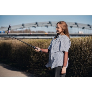 Selfie tyč Forcell F-Grip MagSelfie (21 až 104cm) kompatibilní s MagSafe s bezdrátovým dálkovým ovládáním, černá
